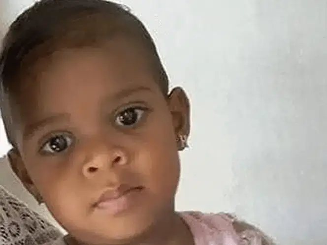 Homem incendeia casa após discussão com namorada e mata enteada de um ano