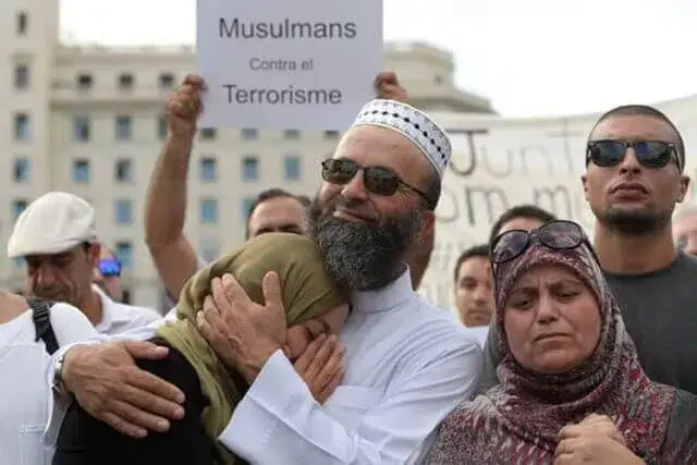 Muçulmanos manifestam-se contra o terrorismo em Barcelona