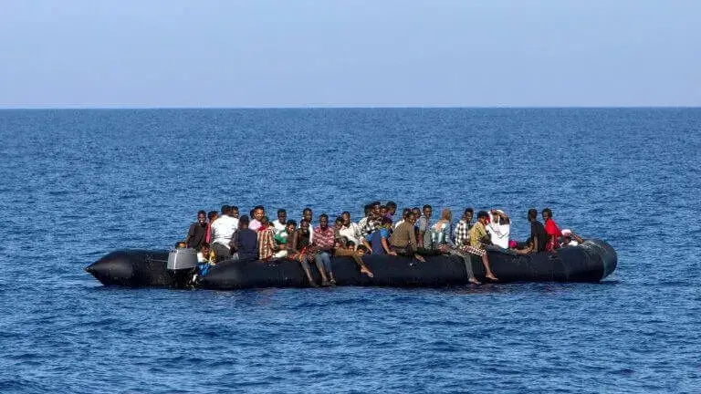 Traficantes jogam migrantes no mar na costa do Iêmen