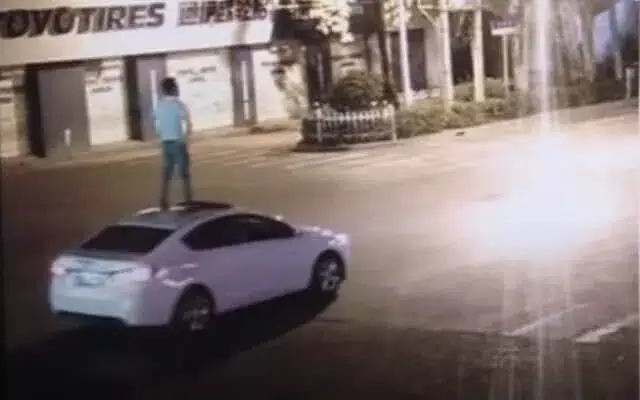 Bêbado é preso após dançar em cima de carro em movimento