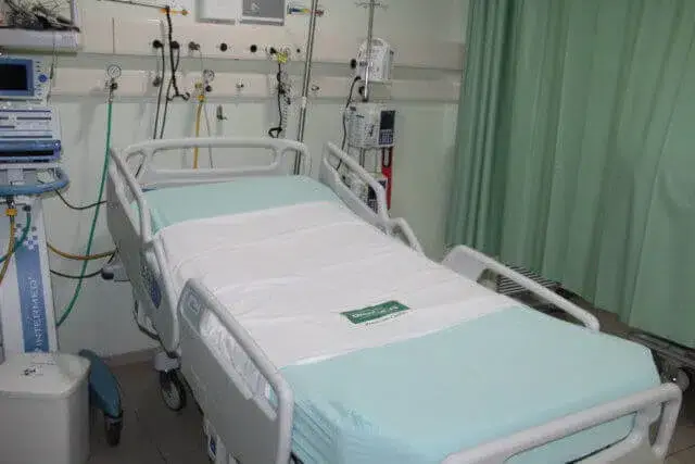 Mulher doente é violada na cama do hospital