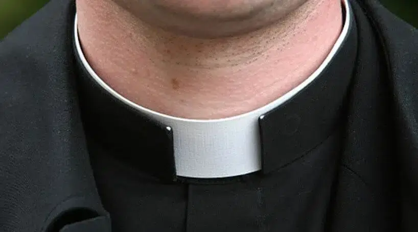 Rapaz faz sexo com padre e mata-o com 29 facadas