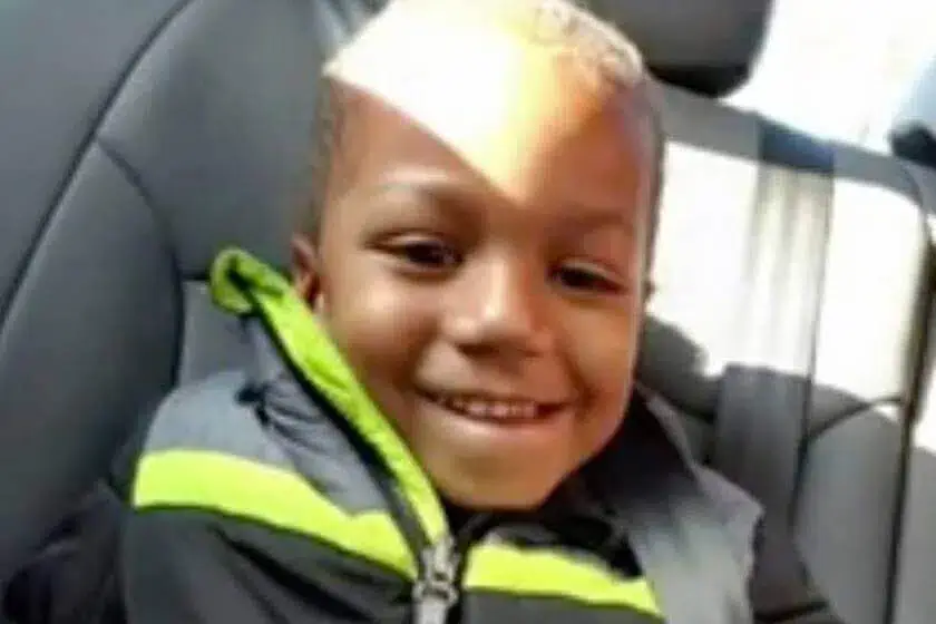 Mãe queima filho de 4 anos após achar que ele era canibal