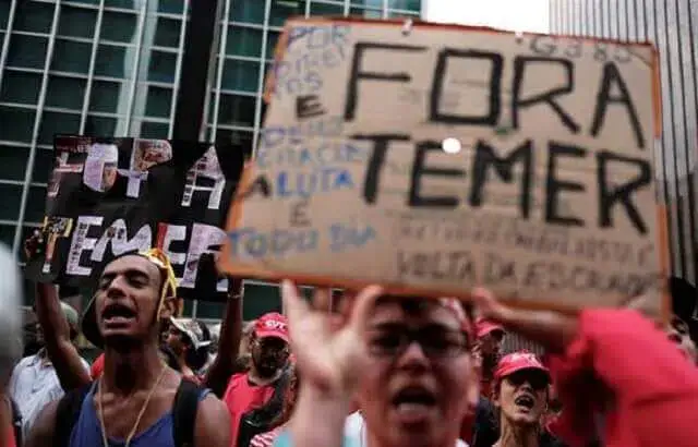 Centenas de manifestantes em protesto contra presidente do Brasil