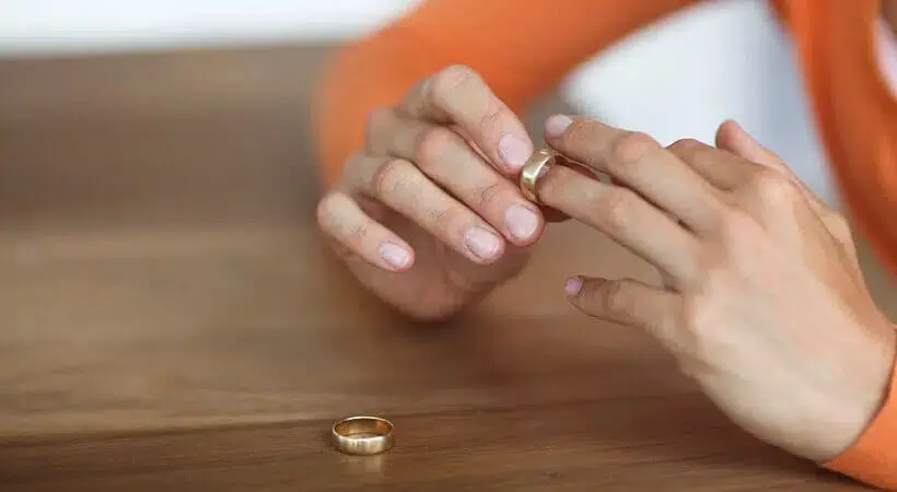 Mulher pede divórcio após marido não a deixar fazer nada em casa