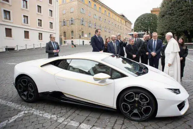 Lamborghini oferece carro ao Papa