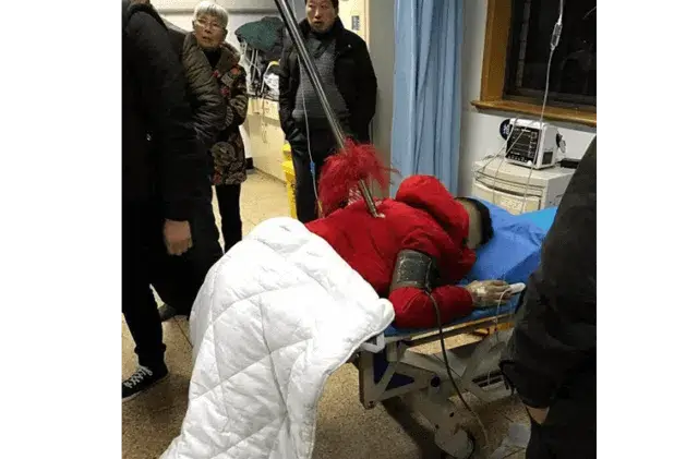 Homem perfurado por lança de quase dois metros sobrevive por milagre