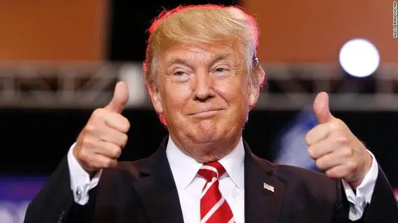 Trump acusa senadora de 'estar disposta a tudo' para ter financiamento