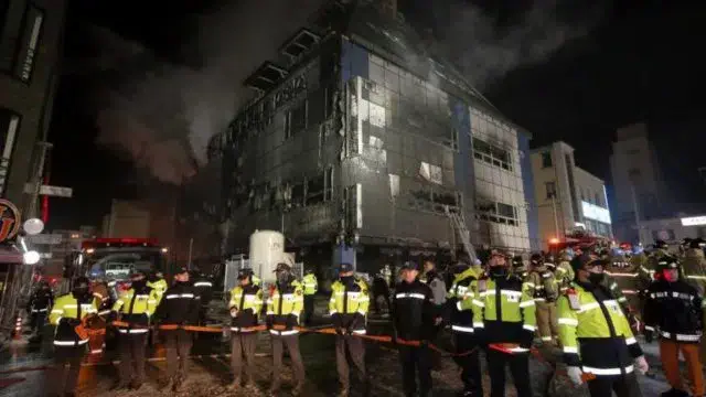 Incêndio em ginásio faz pelo menos 18 mortos
