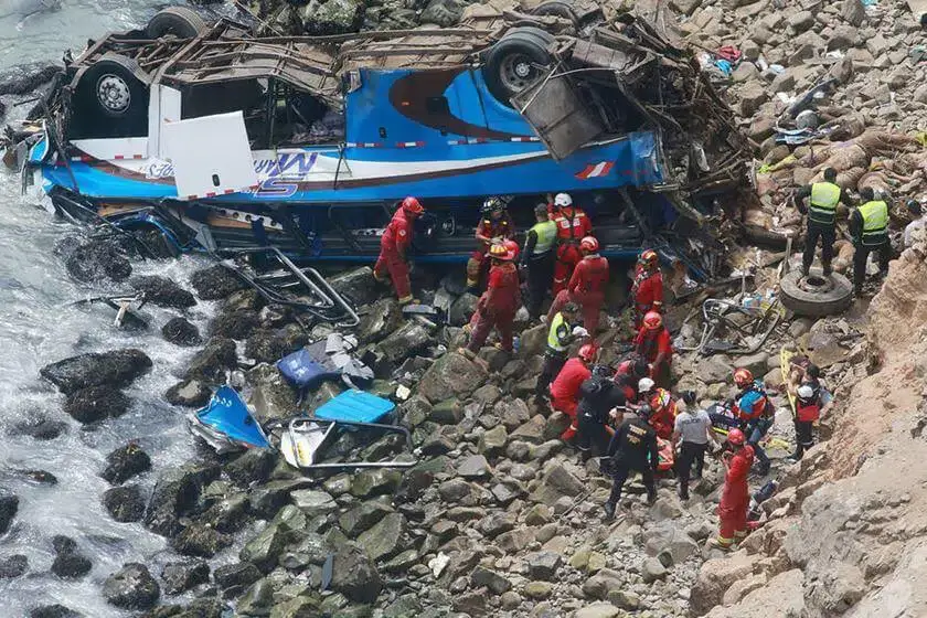 Al menos 25 muertos tras caída de autobús a acantilado en el norte de Lima