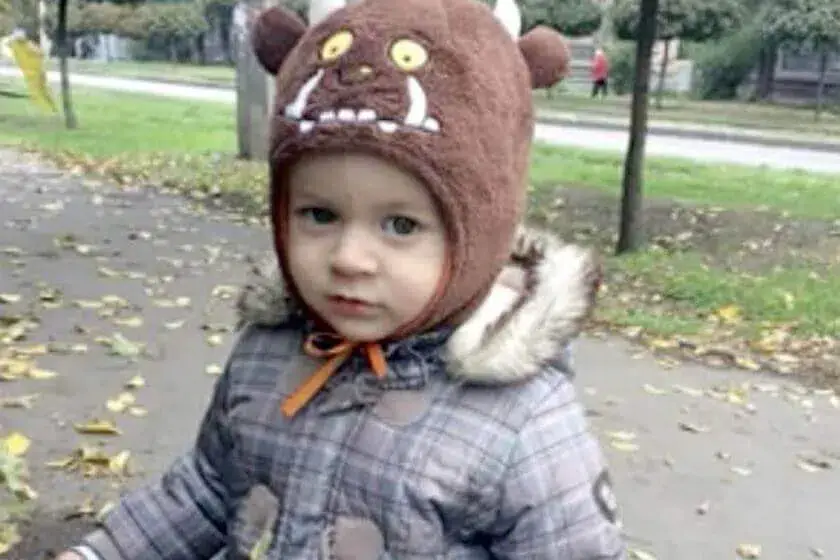 Menino de 1 ano morre ao ser atingido por homem que se suicidava