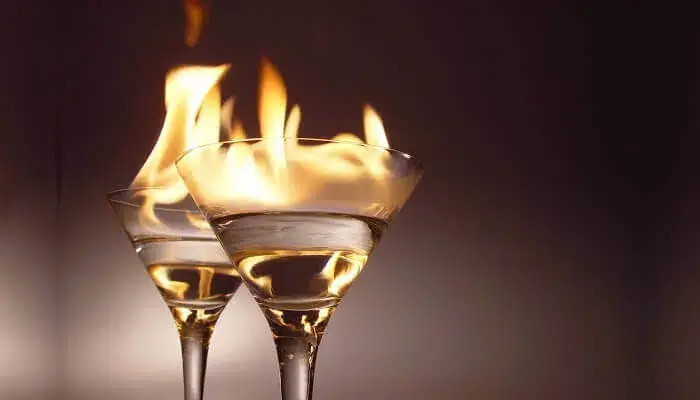 Mulher fica em chamas após bebida explodir