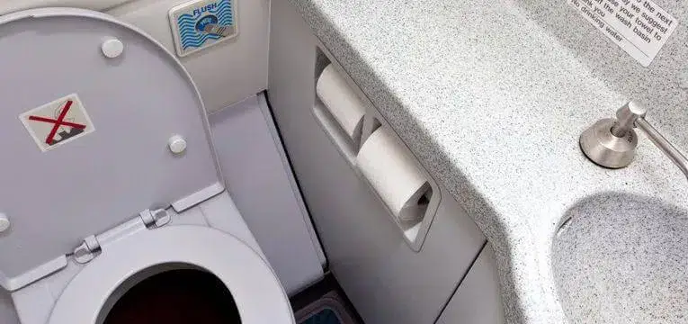 Mãe abandona recém-nascido na casa de banho do avião