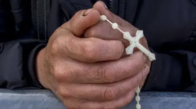 Acólitos detidos após colocarem marijuana no incensório