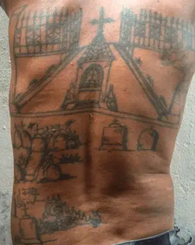 Homicida tatua túmulos das vítimas nas costas