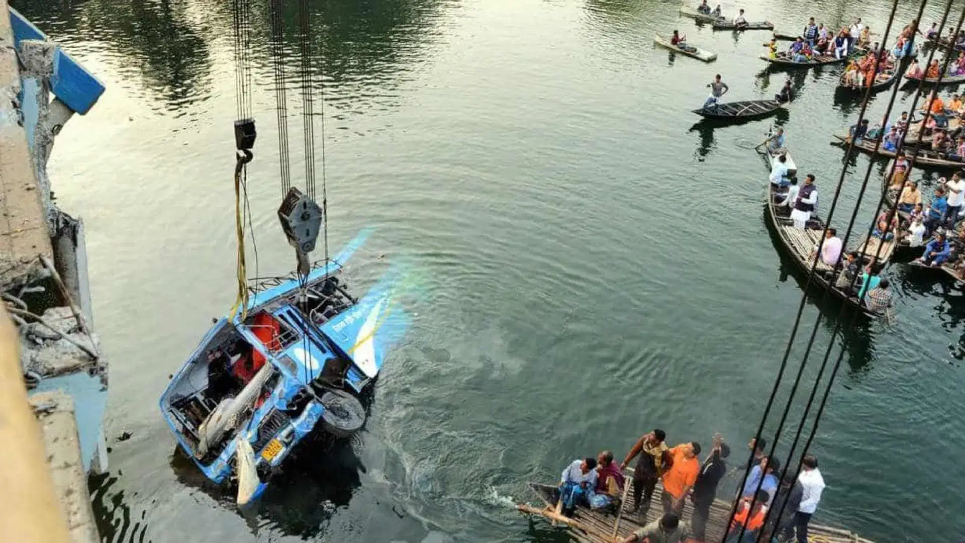 Ônibus cai em rio e mata ao menos 38 pessoas na Índia