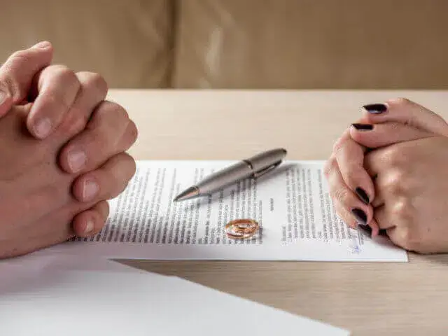 Homem separa-se da mulher para casar com a filha biológica