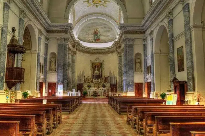 Mulher arranca os próprios olhos em frente a uma igreja nos EUA