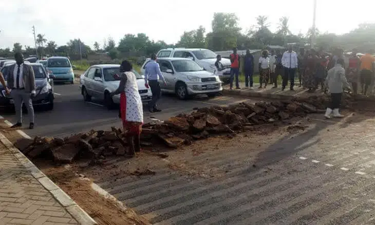 Moradores bloqueiam acesso a Maputo em protesto contra inundações