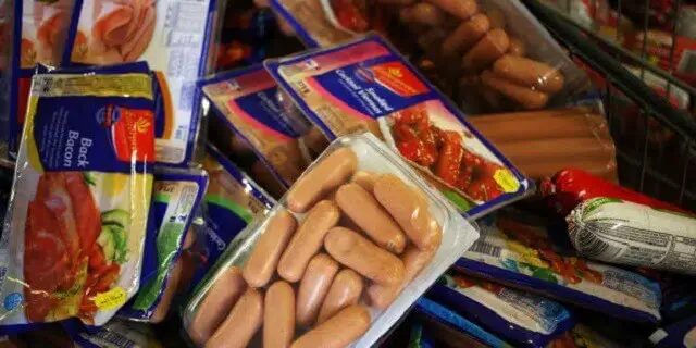Proibida-importação-de-frango-e-derivados-da-Enterprise-e-Rainbow-Chicken.