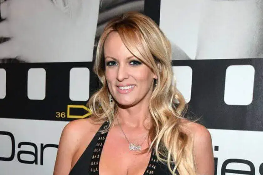 Actriz pornô processa Trump contra acordo de silêncio