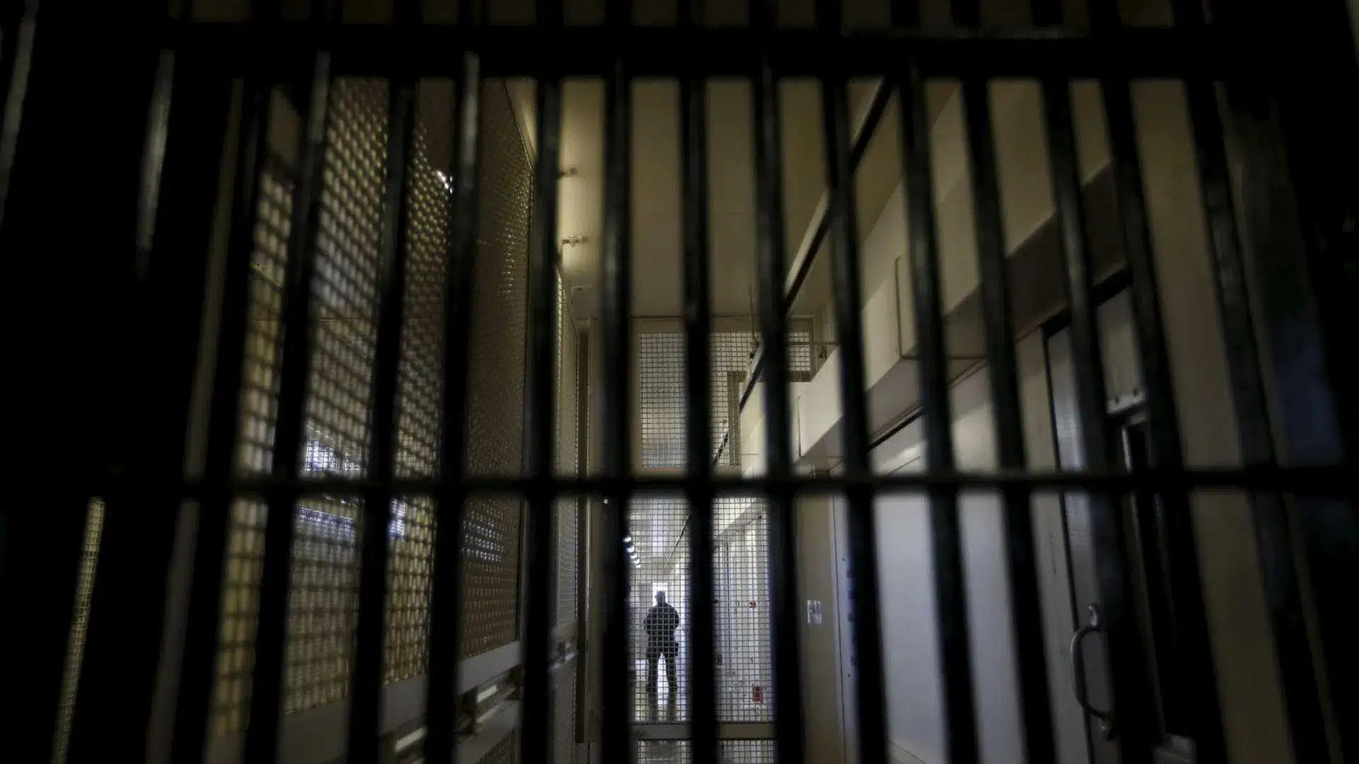 Mulher é condenada a prisão perpétua após matar secretária do marido por ciúmes