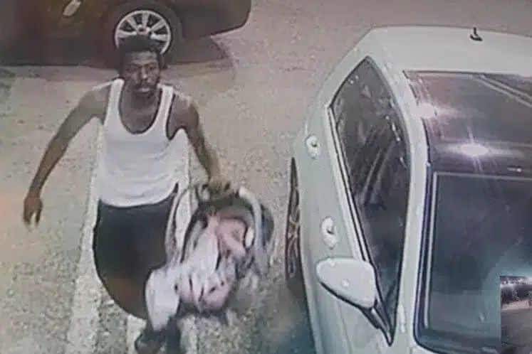 Homem encontra bebé no carro que roubou e entrega-o em posto de combustível