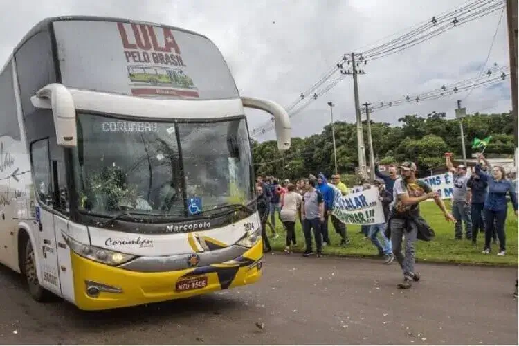 Caravana partidária de Lula da Silva atingida por tiros