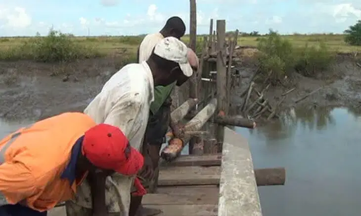 Populares erguem ponte sobre o rio Inhangome