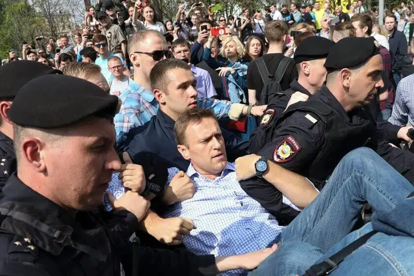 Líder da oposição russa é detido em protesto contra posse do presidente Putin