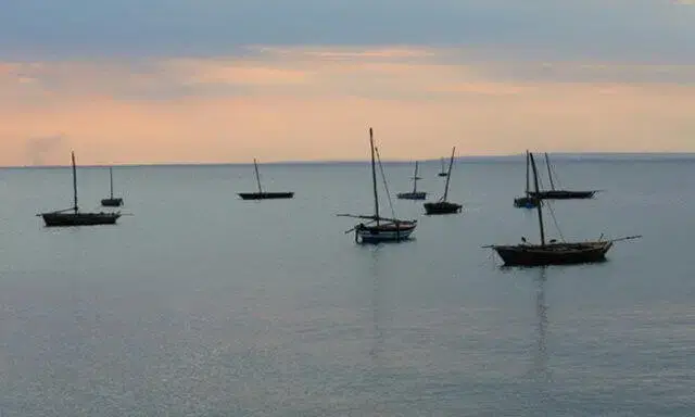 Embarcação naufraga com 62 pessoas a bordo