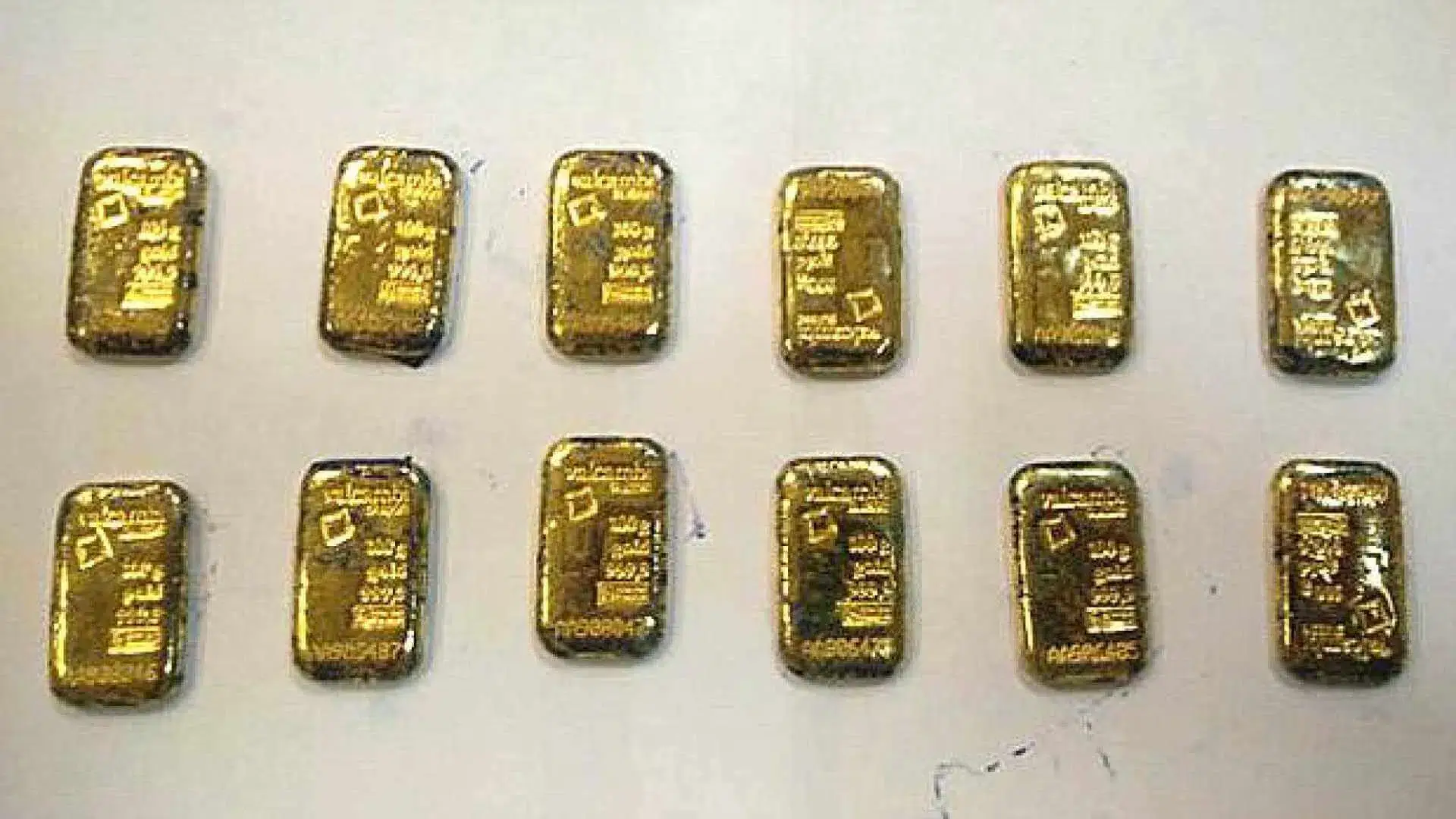 Passageiros detidos no aeroporto com 2 kg de barras de ouro no ânus