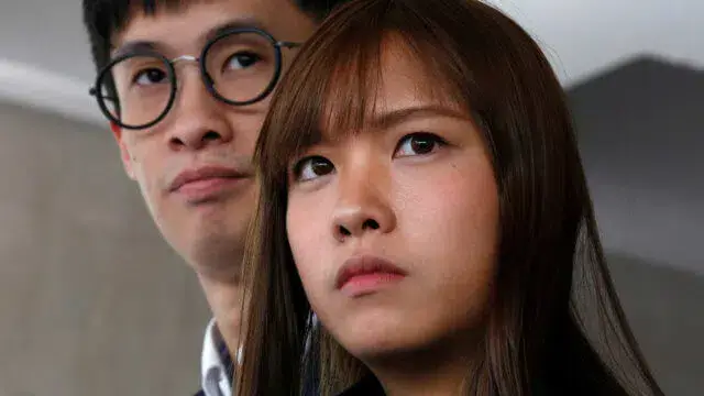 Quatro semanas de prisão para ex-deputados independentistas de Hong Kong
