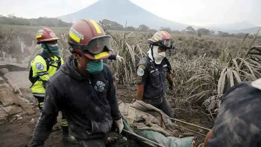 Guatemala suspende resgate a vítimas do Vulcão de Fogo