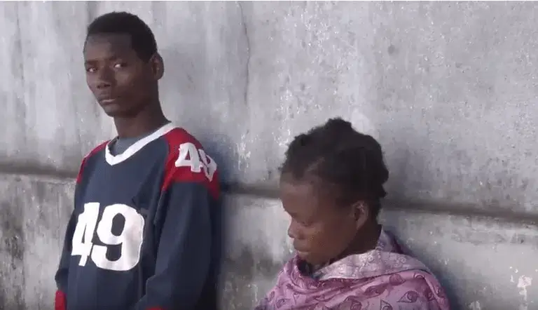 Casal detido após deitar recém-nascido na latrina