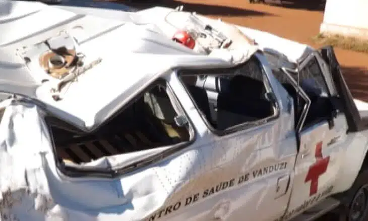 Ambulância capota e mata duas pessoas em Manica