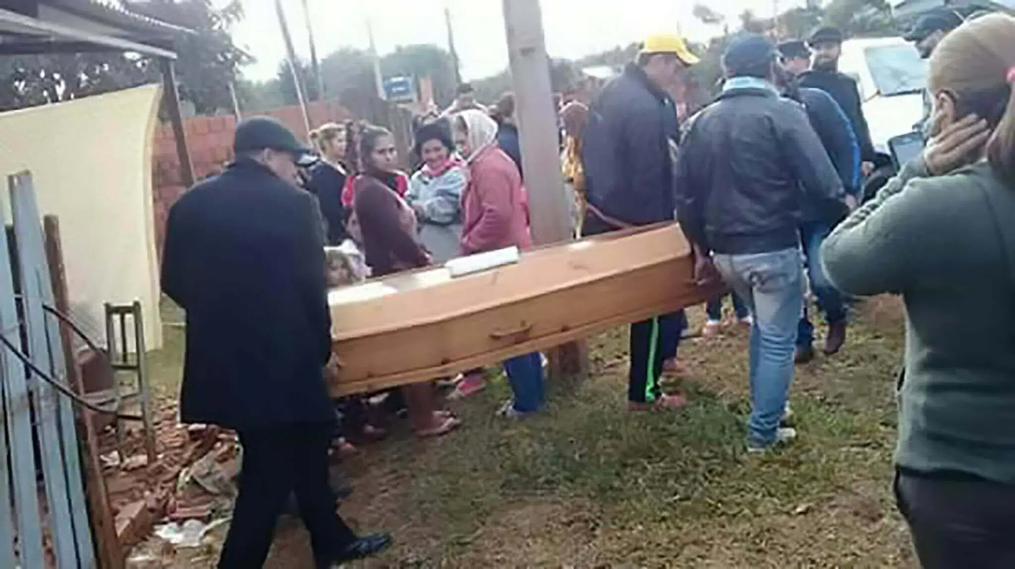 Jovem reaparece no próprio velório após ser dado como morto