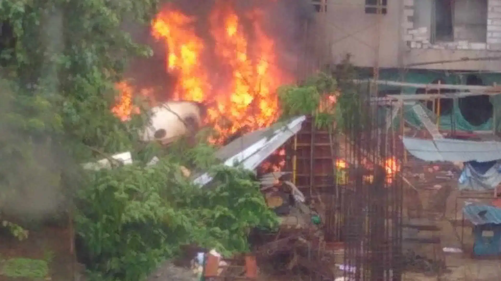 Avião charter despenha-se e incendeia-se em Bombaim