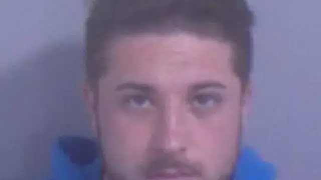 Jovem encontrado dentro de mala após ser traficado para o Reino Unido