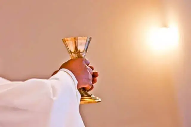 Padre interrompe funeral e expulsa fiéis da igreja