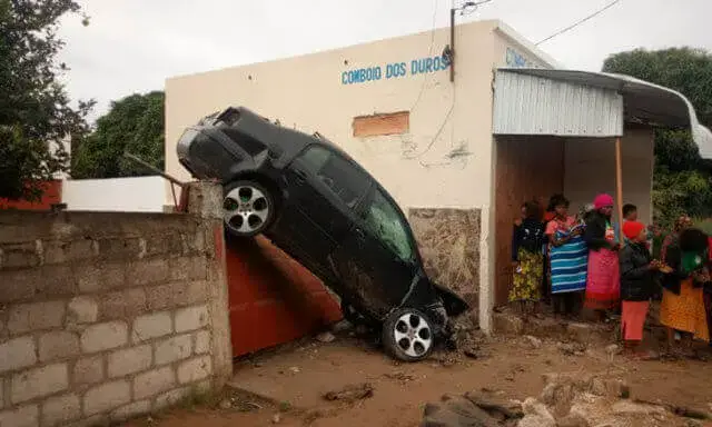 Carro despista-se e fica ‘pendurado’ no portão de uma residência