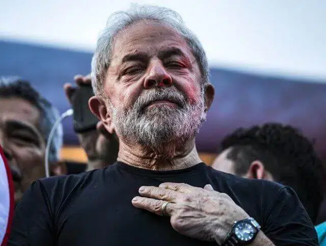Presidente do TRF-4 determina que Lula continua preso após impasses