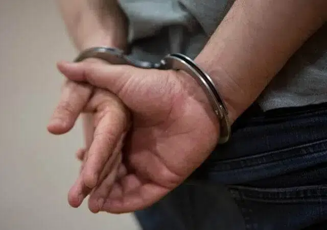 Casal norte-americano acusado de manter crianças em jaulas