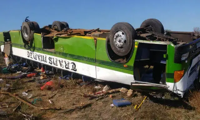Autocarro capota e mata quatro pessoas em Inhambane