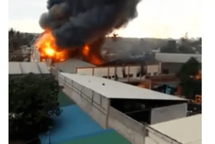 Incêndio consome fábrica de plásticos em Maputo