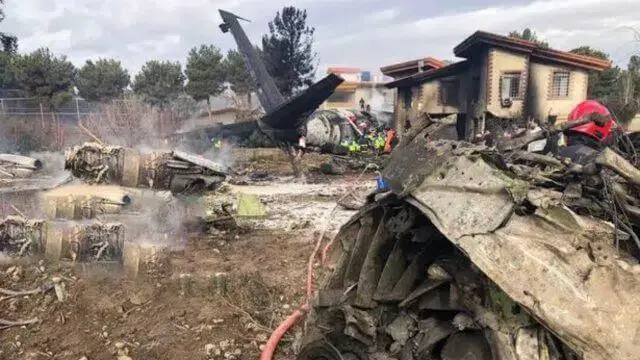 Avião despenha-se no Irão e faz pelo menos 15 mortos