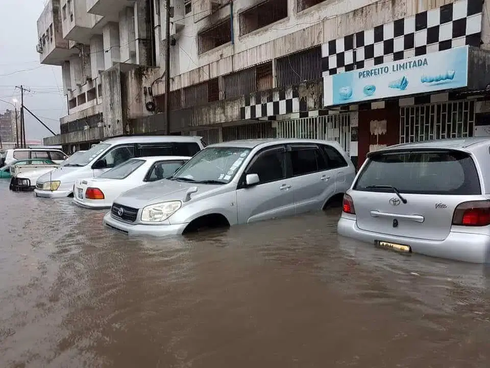 Chuvas fortes deixam as cidades da Beira e Dondo inundadas
