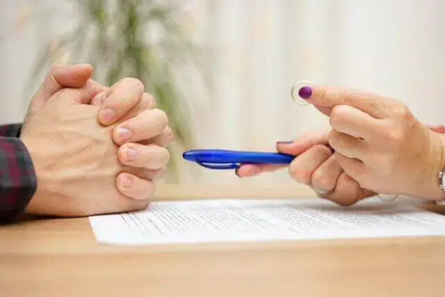 Mulher divorcia-se do marido três minutos após casar
