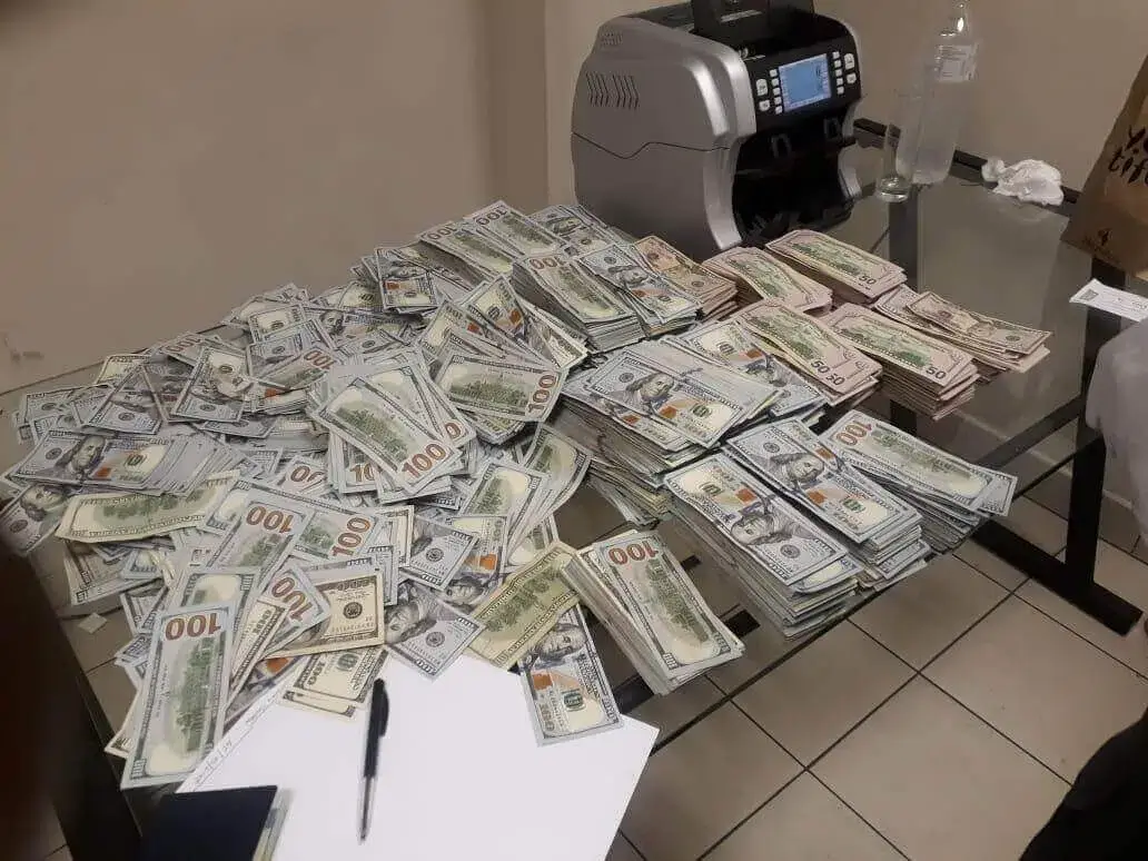 SARS intercepta moçambicano com cerca de um milhão dólares na pasta