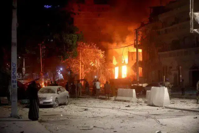 Rebentamento de carro-bomba faz pelo menos 23 mortos na Somália